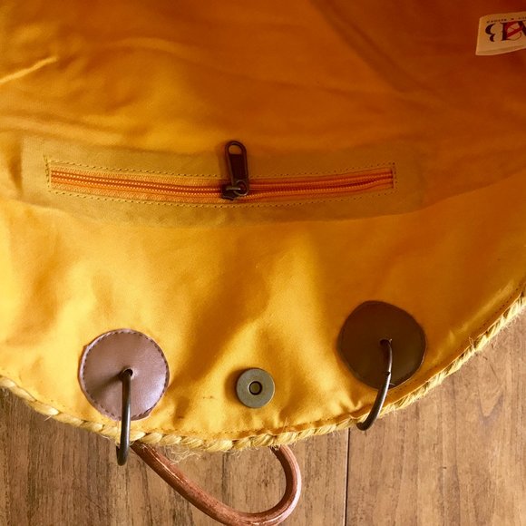 America & Beyond handcrafted circle jute handbag - Picture 6 of 8